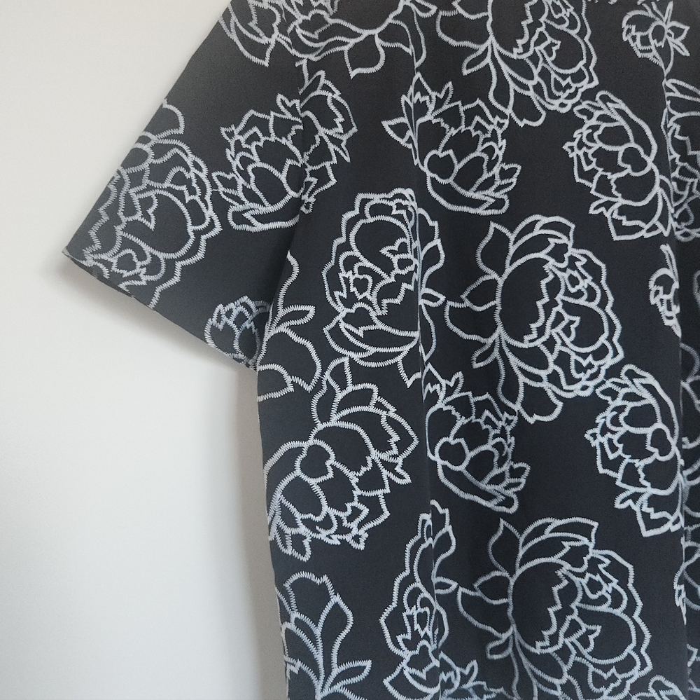 Vince Camuto Floral Stitch Top NWT - Picture 8 of 9